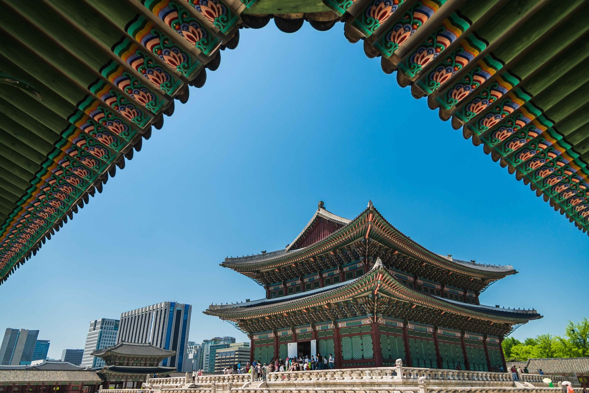 Palace Gyeongbokgung (현대 건물 속의 경복궁)